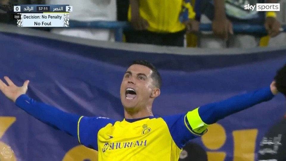 Ronaldo nổi cáu trong pha bóng gây tranh cãi - Bóng Đá