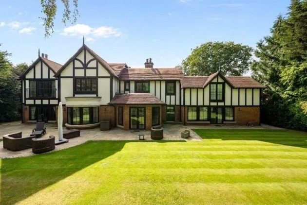 Man Utd's Sir Alex Ferguson puts stunning £3.5m home up for sale after wife's death - Bóng Đá