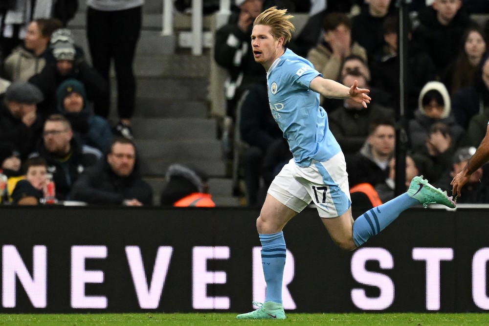 De Bruyne quá đáng sợ, bẽ mặt Antony - Bóng Đá
