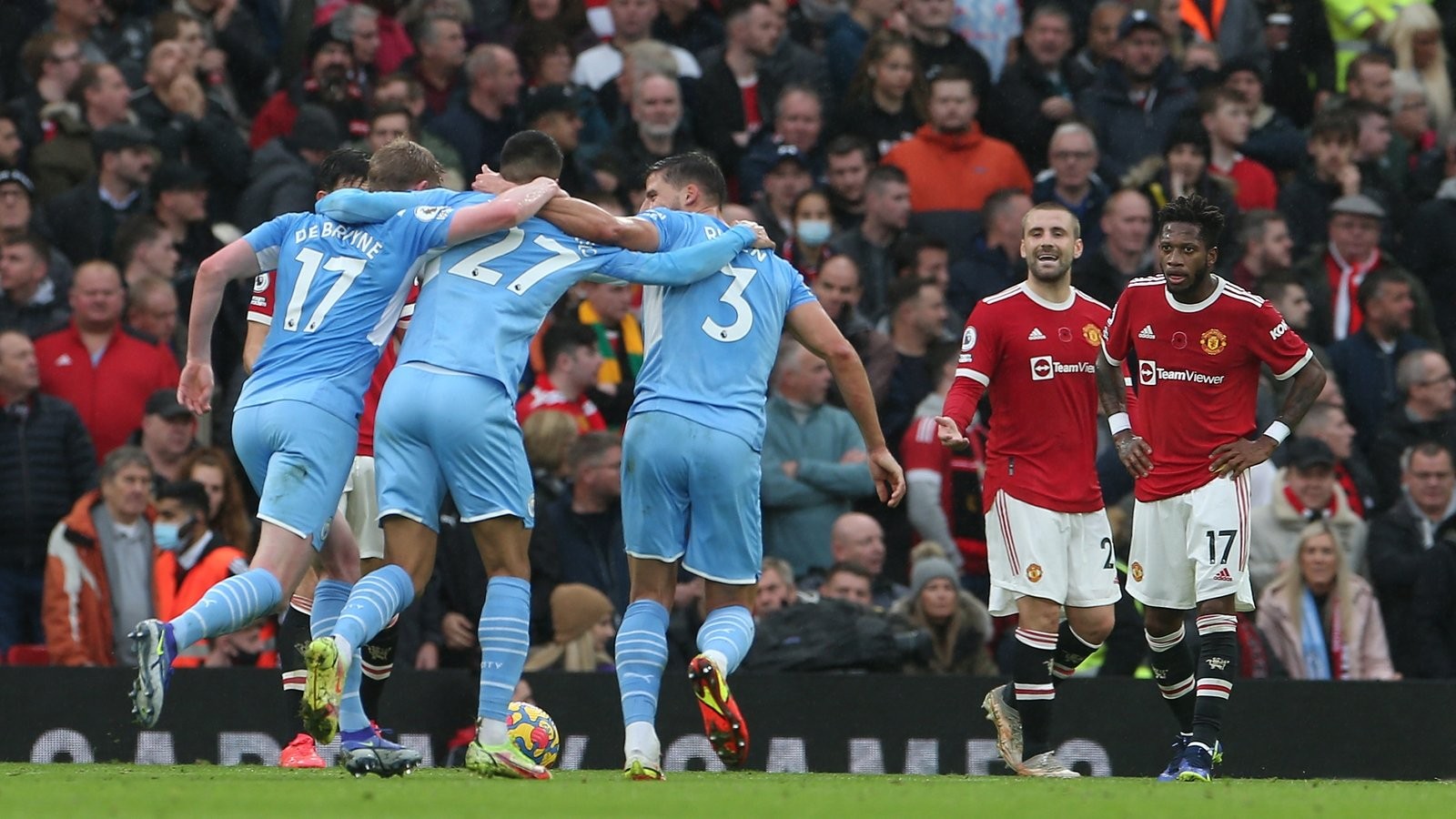 Chỉ một hình ảnh đủ thấy đẳng cấp thật sự của hàng thủ Man Utd - Bóng Đá