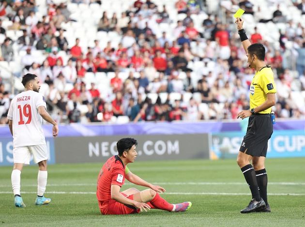 Nhìn từ chiếc thẻ vàng lạ lẫm của Son Heung-min - Bóng Đá