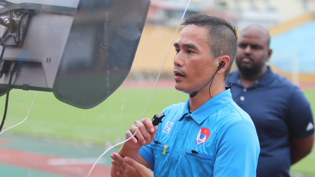 VAR không phổ cập ở V-League là do FIFA? - Bóng Đá