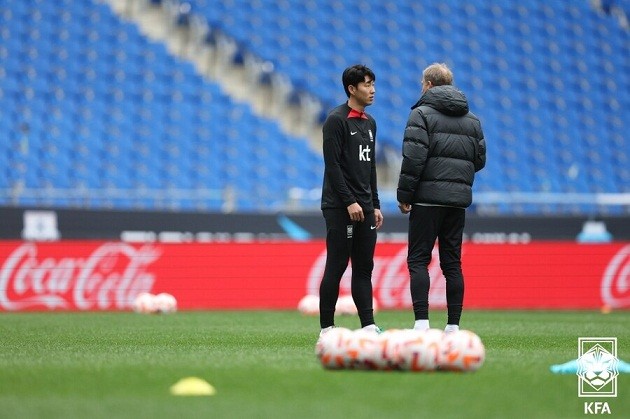 Nhìn từ chiếc thẻ vàng lạ lẫm của Son Heung-min - Bóng Đá