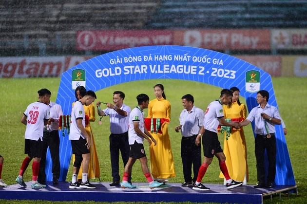 Đánh bại Huế, Long An mở hội ngày nhận HCĐ giải Hạng Nhất 2023 - Bóng Đá