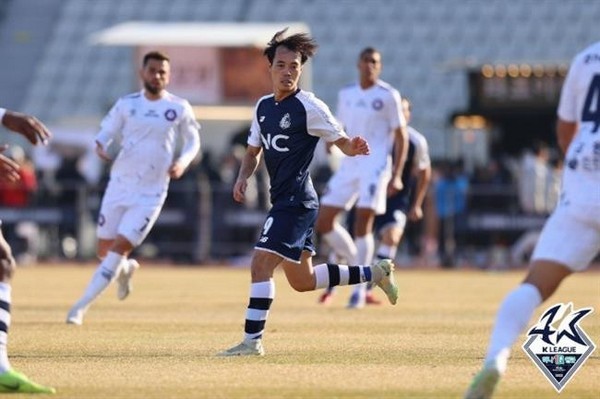 Đội trưởng Thái Lan bị tố hành hung; Cầu thủ U17 ăn mừng 