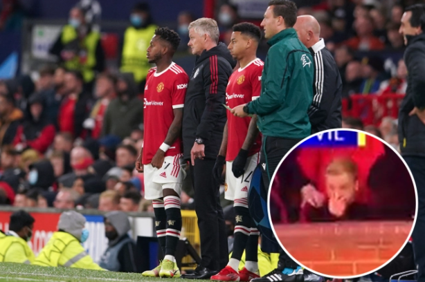 Không chỉ ném bã kẹo, Van de Beek còn vứt áo đầy tức giận - Bóng Đá
