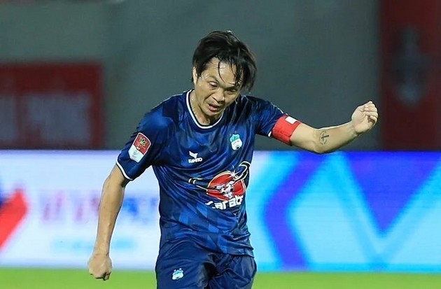 Tuấn Anh chính thức rời HAGL; Bùi Hoàng Việt Anh khâu 24 mũi - Bóng Đá