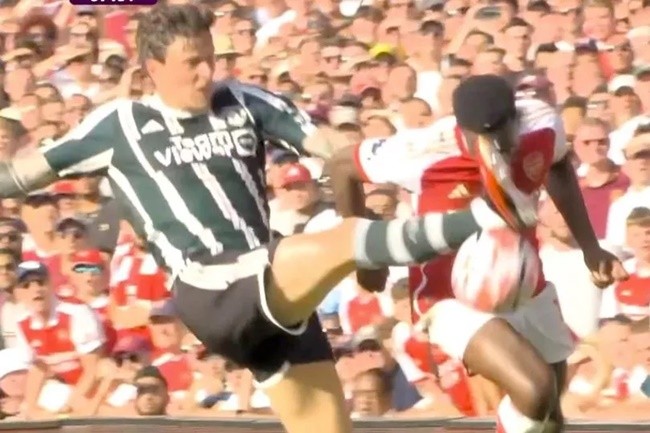 'Brainless' Victor Lindelof 'should've been off' after wild boot to Eddie Nketiah's face - Bóng Đá