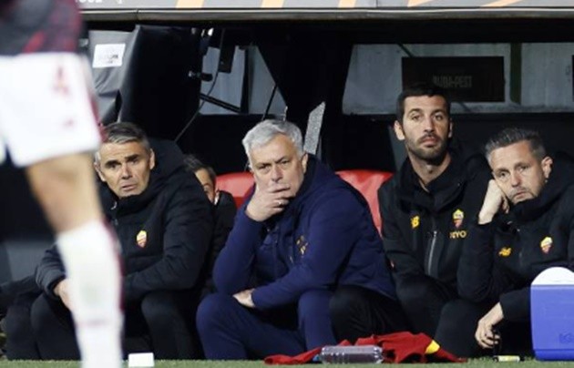 Joan Laporta đề nghị Xavi ở lại Barcelona - Bóng Đá