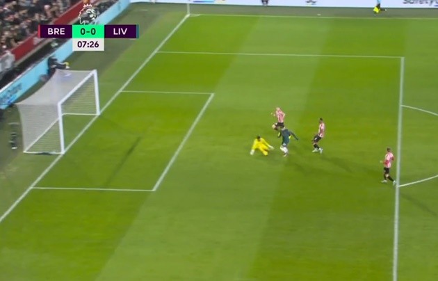 Liv phơi áo - Bóng Đá