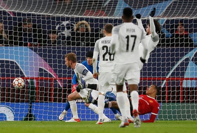 Bất lực trước Newcastle, Ronaldo trút giận lên trọng tài Craig Pawson  - Bóng Đá