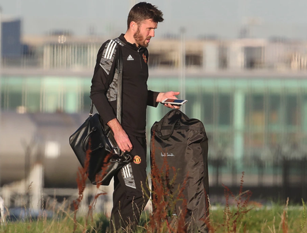  Man Utd flops arrive at Manchester airport to fly out to Spain for Carrick’s first game in charge against Villarreal - Bóng Đá