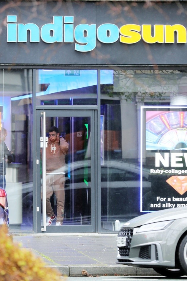 Hooded Man Utd star Bruno Fernandes spotted leaving tanning salon in rainy Manchester as he takes break from training - Bóng Đá