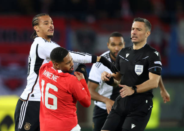 Đá giao hữu, Sane vẫn đấm thẳng mặt đối phương - Bóng Đá