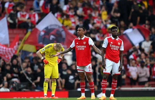 Gary Neville insists 'the title race is OVER' - Bóng Đá