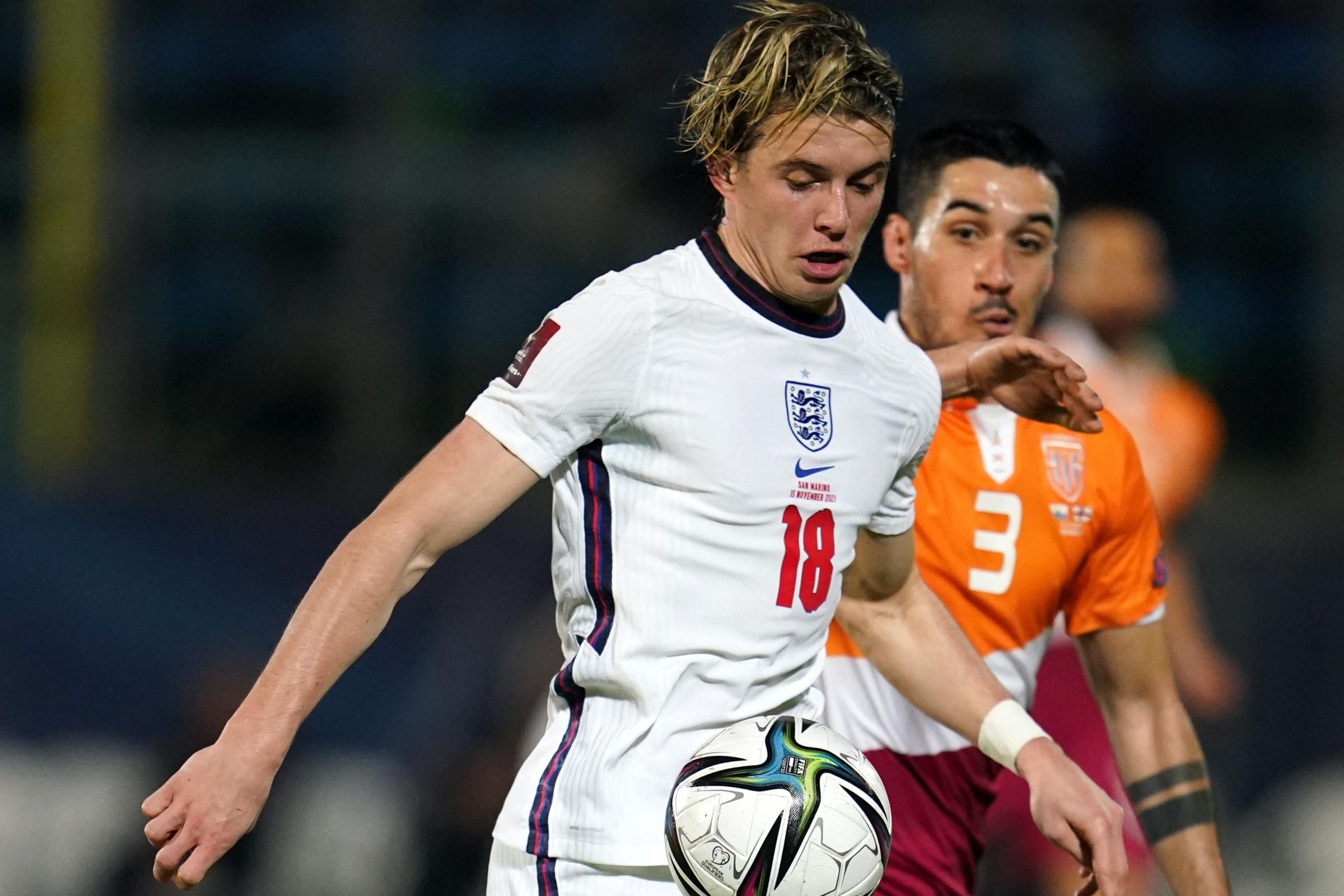 Jose Mourinho given cake and standing ovation by Roma players - Bóng Đá