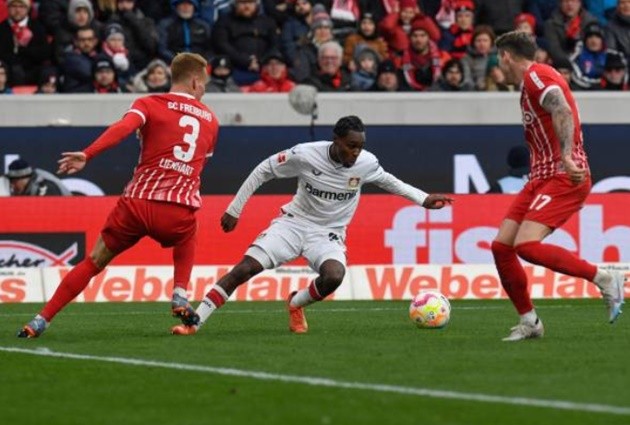 Andy Carroll ‘does the hand of God on a yellow card’ before being SENT OFF - Bóng Đá