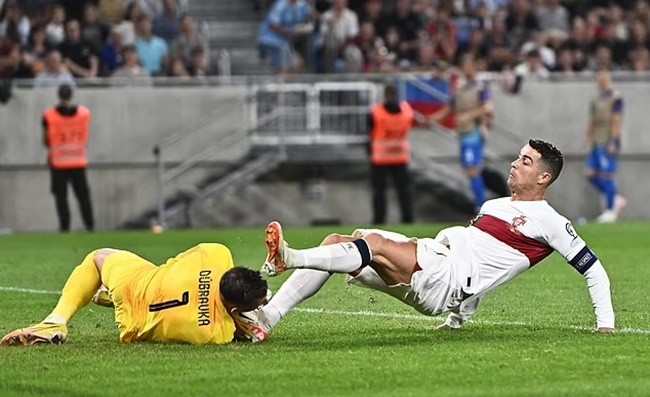 Martin Dubravka says he 'closed his eyes and PRAYED' - Bóng Đá