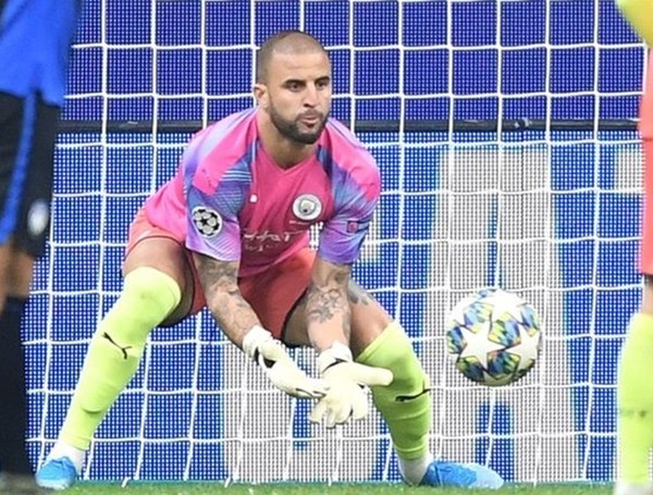 Lindelof hit in eye by object thrown from Man City - Bóng Đá