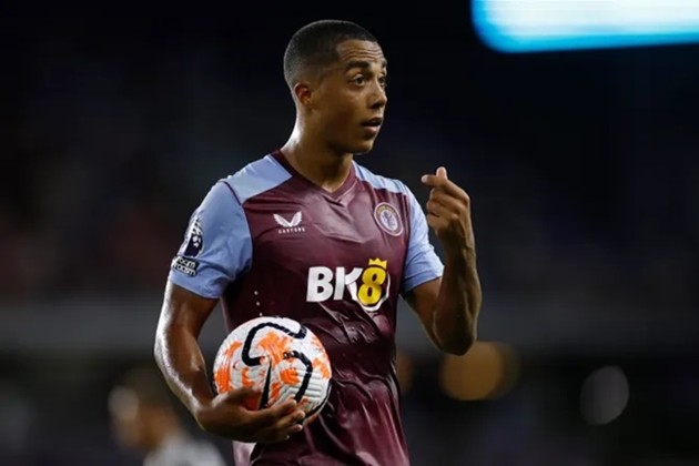 Bắt tay với nhà tài trợ mới, Aston Villa 