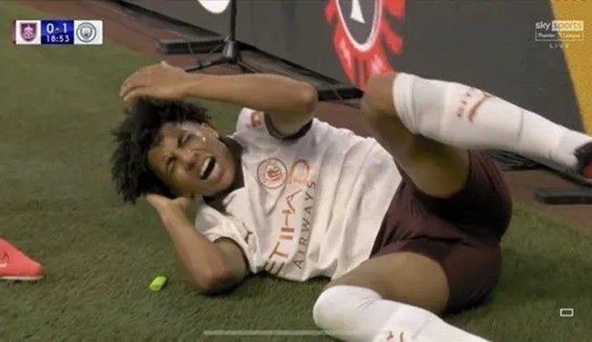 Diogo Dalot hints at severity of Lisandro Martinez injury - Bóng Đá