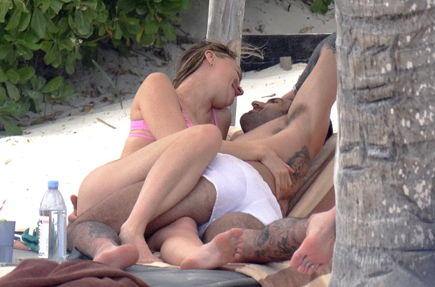 MC quyến rũ bậc nhất nước Anh tình tứ khóa môi bạn trai  - Bóng Đá