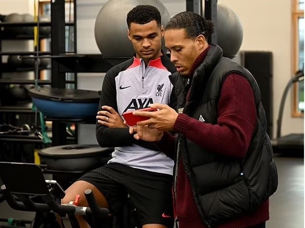 Real Madrid 'make first contact with Jude Bellingham and meet with the England star and his family - Bóng Đá