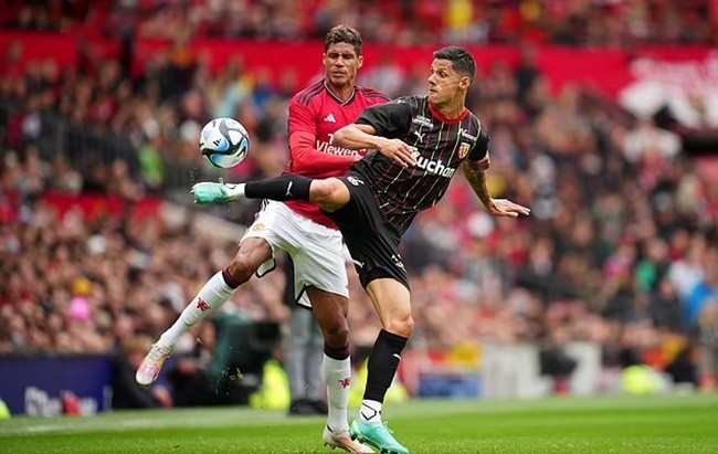 Nketiah ra quyết định cho Arsenal - Bóng Đá