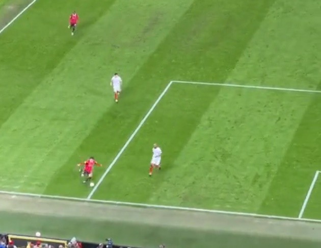 Rival fans beg Man Utd to give Weghorst lifetime contract after awful gaffe during Sevilla draw - Bóng Đá