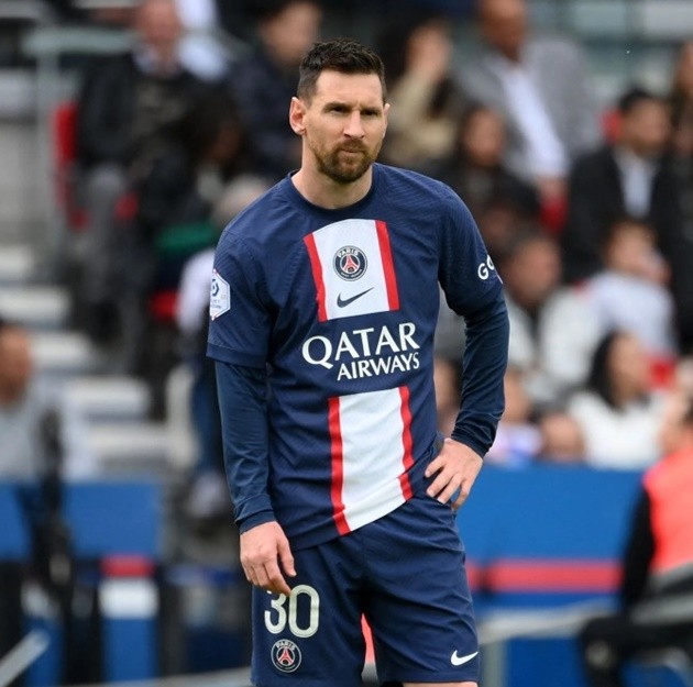 Arsenal star Jorginho’s glam girlfriend Catherine joins no bra club in elegant red dress - Bóng Đá