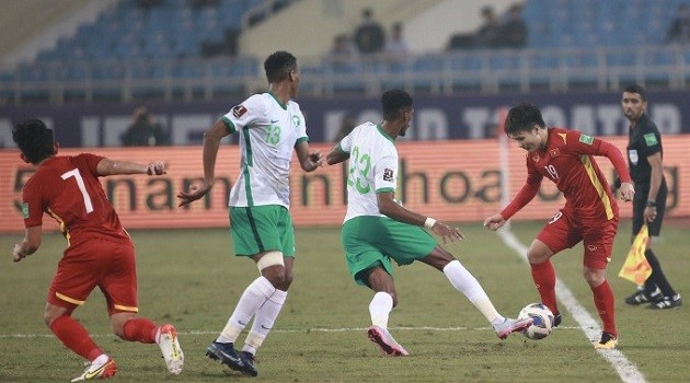 Ibra phô diễn kỹ năng chơi bóng trên bãi biển - Bóng Đá