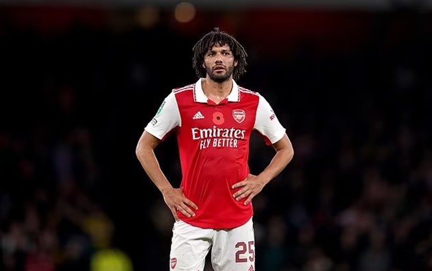 Shocking moment thug knocks out man as football fans brawl outside stadium after Leicester vs West Ham game - Bóng Đá