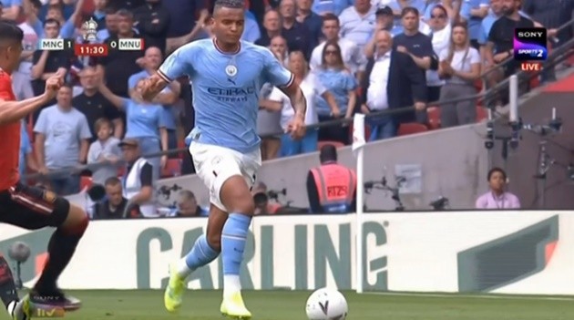 Kevin de Bruyne gets a kiss from stunning Wag - Bóng Đá