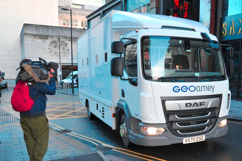 Mason Greenwood pictured leaving prison as dad comes to meet him after bail is granted - Bóng Đá