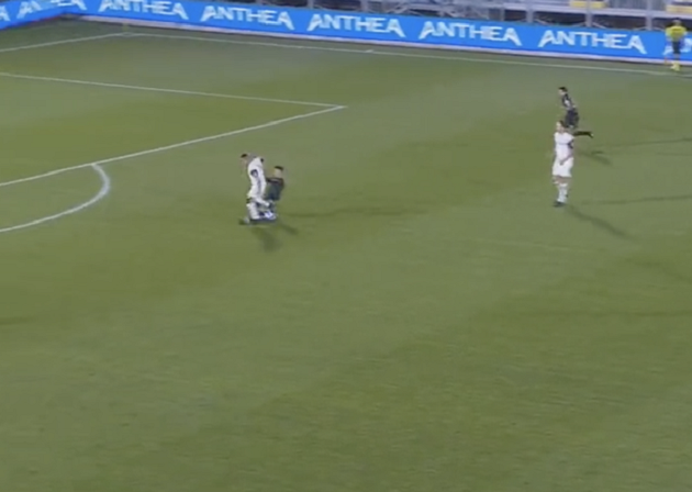 Sao Chelsea nhận thẻ đỏ dị nhất lịch sử Serie A - Bóng Đá