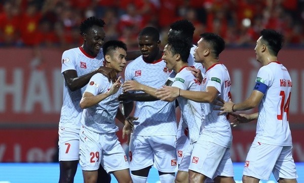 Hà Nội “biếu không” bàn thắng cho Hải Phòng; 