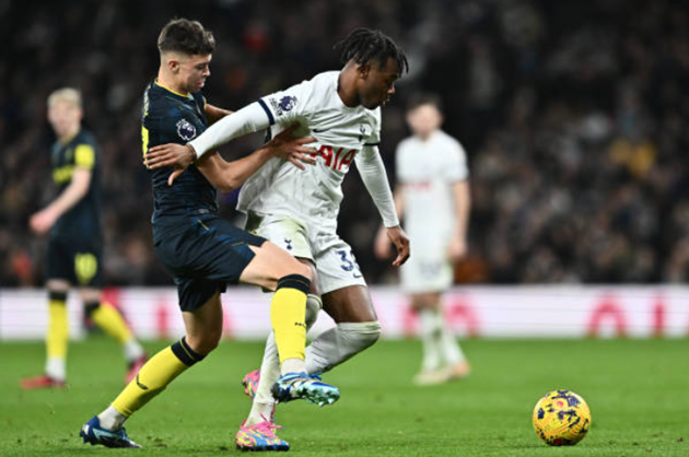 Son hủy diệt Chích chòe, Tottenham phả hơi nóng vào top 4 - Bóng Đá
