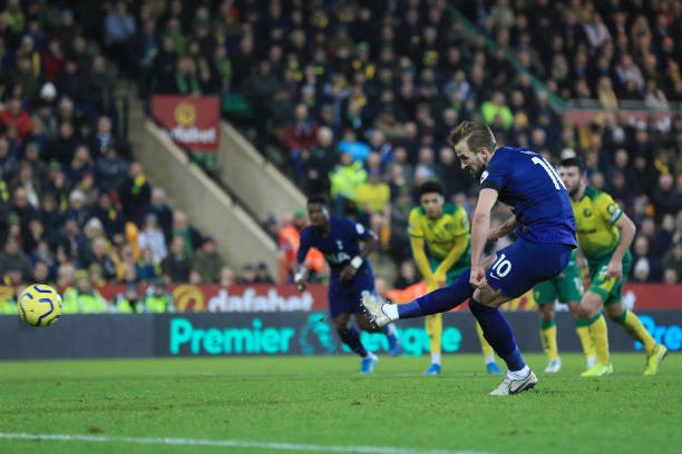 Sống dậy nhờ 'bóng chết', Tottenham thoát thua nghẹt thở trên sân khách - Bóng Đá