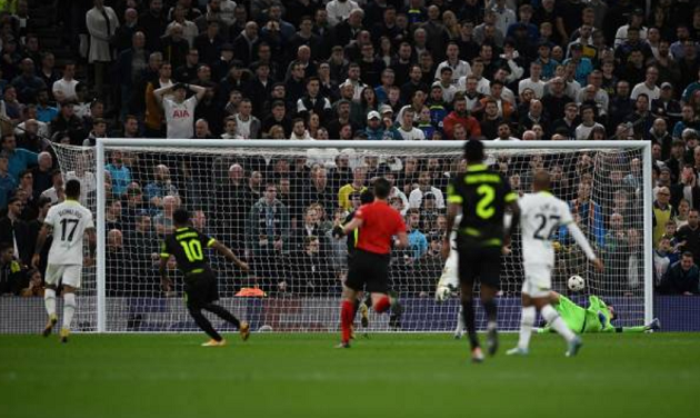 VAR oan nghiệt, Tottenham mất điểm giây cuối; Liverpool thị uy trước Ajax - Bóng Đá