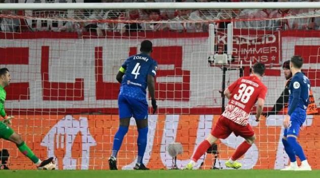 Roma 'làm gỏi' Brighton; West Ham tay trắng rời nước Đức - Bóng Đá