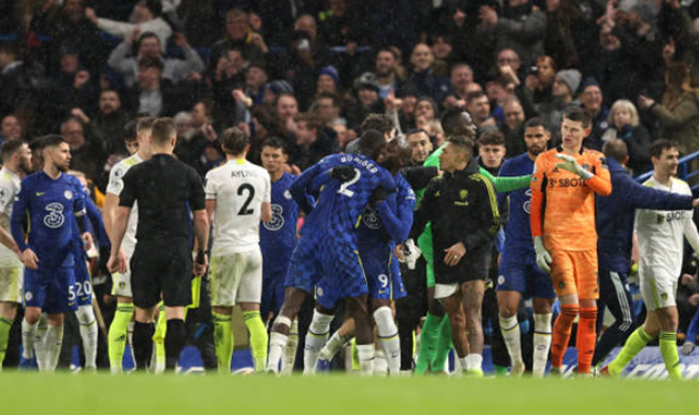 Lukaku vận hết sức tách Rudiger khỏi xung đột - Bóng Đá