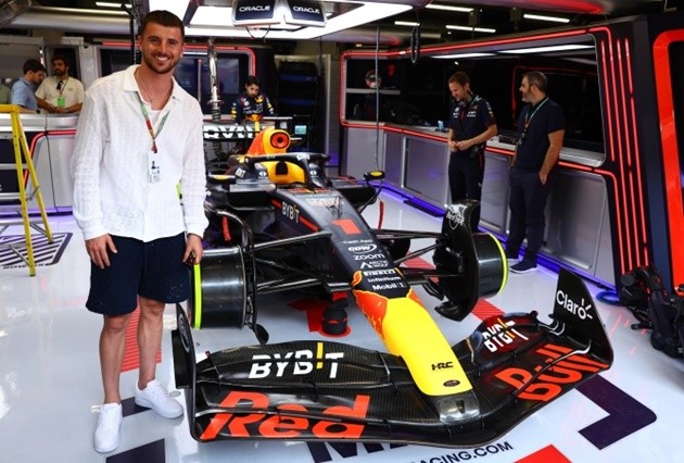 Chelsea’s Mount FLEES Sky Sports cameras on live TV then is finally forced into awkward interview about Man Utd transfer - Bóng Đá