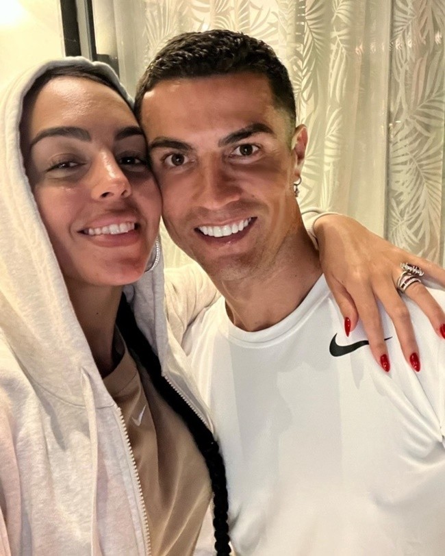 Georgina Rodriguez puts on busty display in low-cut pink dress while cosying up to topless Cristiano Ronaldo on yacht - Bóng Đá