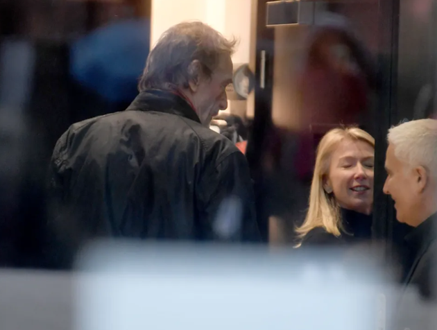 Sir Jim đội mưa đến thăm Old Trafford - Bóng Đá