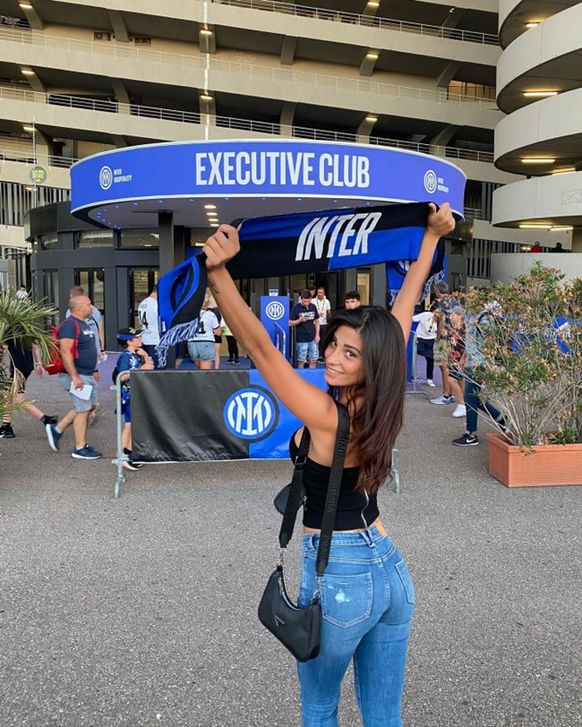 Kalvin Phillips soaks up the sun with bikini-clad beauty queen as Man City star enjoys summer break in Mykonos - Bóng Đá