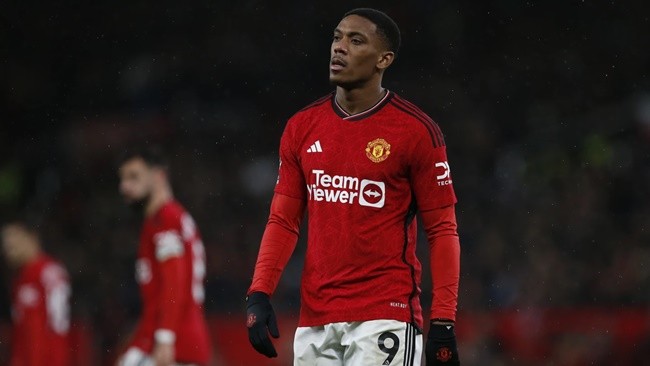 Anthony Martial takes a stroll with glamorous mystery woman - Bóng Đá