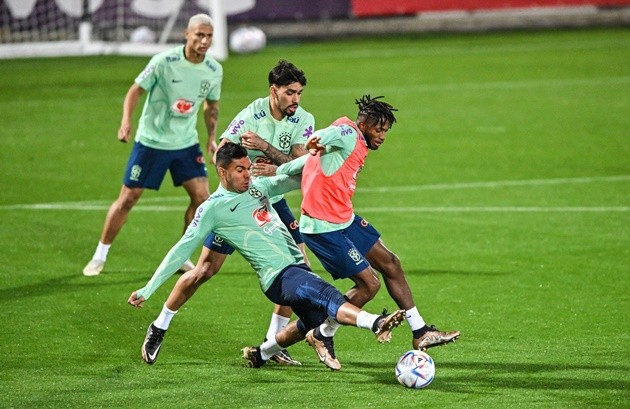 Fred bị tuyển Brazil 'tấn công' - Bóng Đá