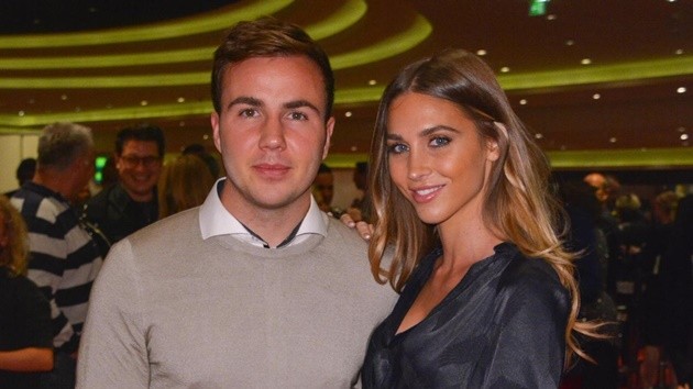 Mario Gotze’s model wife helps him get over World Cup heartbreak - Bóng Đá