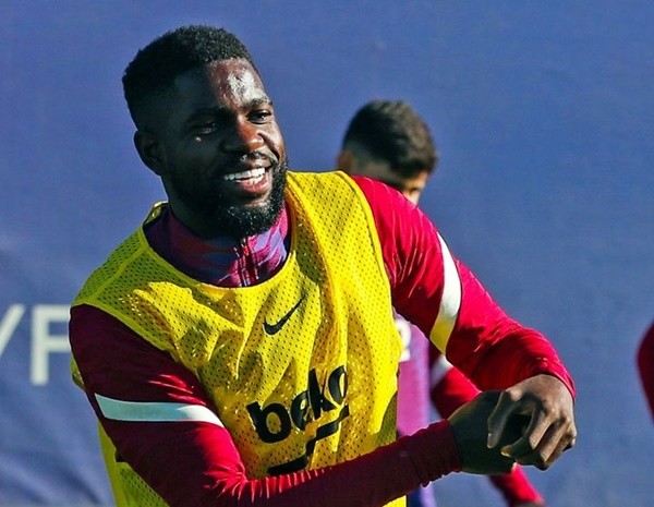 Shocking moment fans brawl on pitch using belts as weapons moments after Napoli clinched first Serie A title in 33 YEARS - Bóng Đá