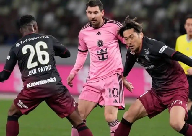 Fans demand Lionel Messi’s Inter Miami contract ‘terminated ASAP’ after spotting reaction to team-mate missing penalty - Bóng Đá